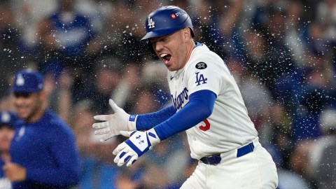 Freddie Freeman rompió el empate en el inning 18.