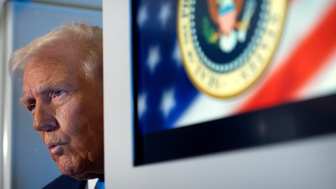 El presidente Donald Trump habla con los periodistas a bordo del Air Force One durante su viaje de Tokio, Japón, a Corea del Sur, el miércoles 29 de octubre de 2025.