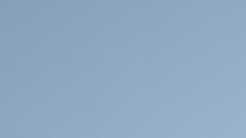 Soldados israelíes trabajan en tanques en una zona de concentración en la frontera con la Franja de Gaza, al sur de Israel.