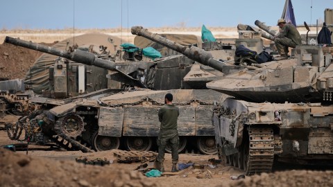 Soldados israelíes trabajan en tanques en una zona de concentración en la frontera con la Franja de Gaza, al sur de Israel.