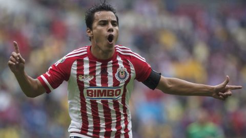 Omar Bravo durante su etapa como futbolista de Chivas de Guadalajara.