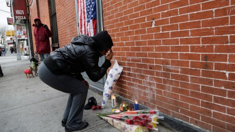 Un monumento improvisado en honor a Matthew fue hecho frente a su casa el sábado en la noche.
