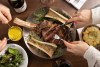 Costilla de res servida con hueso asado y guarniciones en Cenadou, el restaurante de inspiración provenzal en North Salem incluido entre los nuevos recomendados por la Guía MICHELIN 2025.