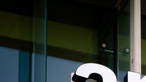 Amazon podría concretar hasta 30,000 despidos de su plantilla laboral en los próximos meses.