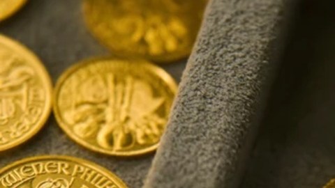 Analistas estiman que el precio del oro llegue hasta los $4,900 dólares por onza para finales de 2026.