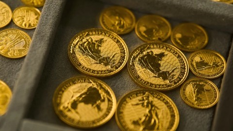 Analistas estiman que el precio del oro llegue hasta los $4,900 dólares por onza para finales de 2026.