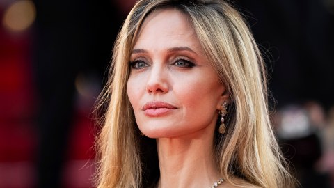 Angelina Jolie está satisfecha con su decisión de extirparse las mamas y los ovarios.