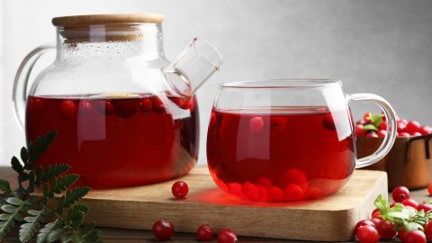 La infusión de arándanos rojos contribuye a prevenir las infecciones urinarias.
