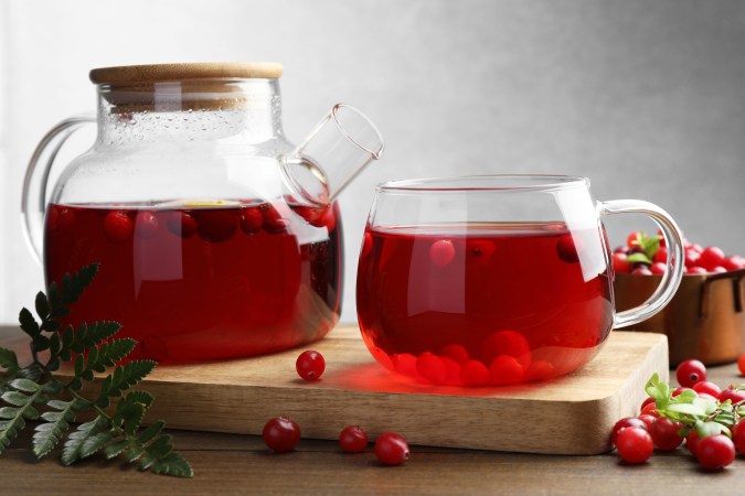 La infusión de arándanos rojos contribuye a prevenir las infecciones urinarias.