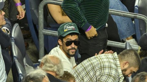 El artista puertorriqueño Bad Bunny, captado durante el juego de los Yankees, en el momento en que permaneció sentado mientras sonaba “God Bless America”, una imagen que polarizó a la opinión pública estadounidense.