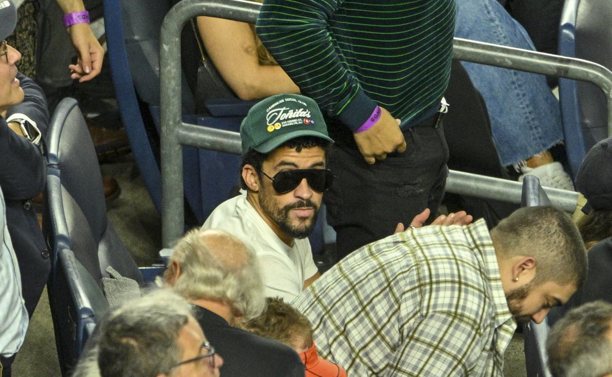 Sentado durante “God Bless America”: el gesto de Bad Bunny que aviva el fuego político