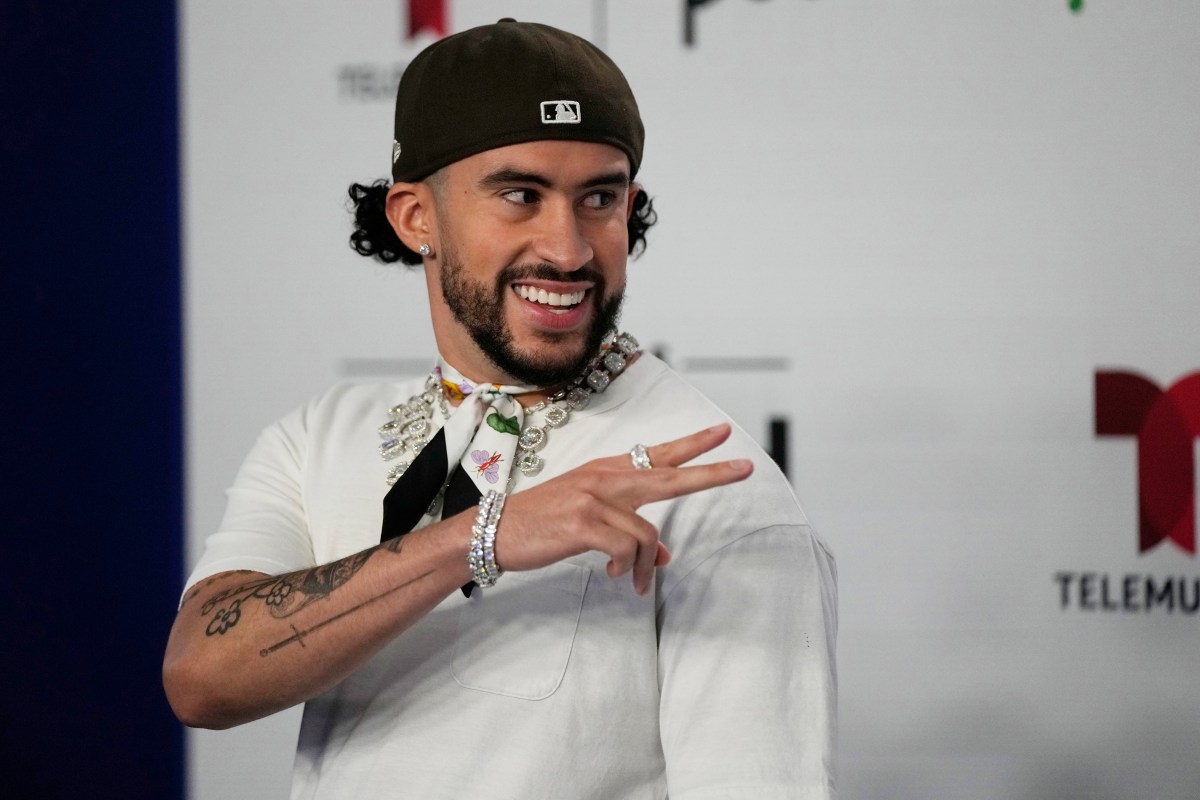 Bad Bunny habla sobre el Super Bowl en su monólogo de ‘Saturday Night Live’