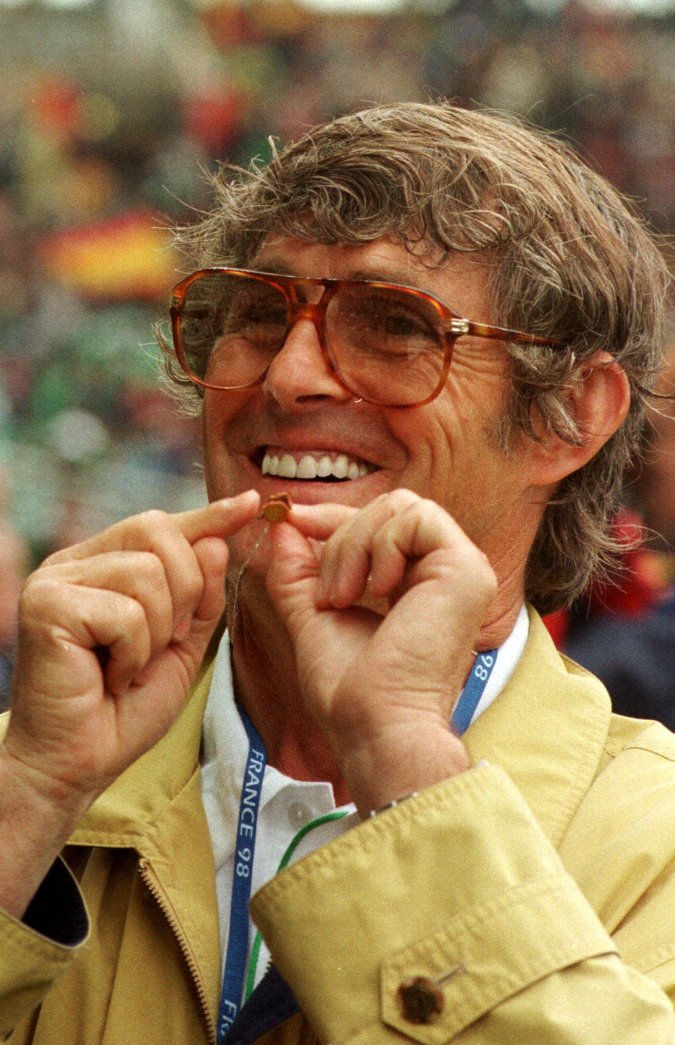 El seleccionador nigeriano de fútbol, Bora Milutinovic, muestra un amuleto de la suerte tras la victoria de su equipo por 3-2 contra España, en un partido del Grupo D del Mundial de 1998 disputado en el estadio Beaujoire de Nantes, el sábado 13 de junio de 1998. (Foto AP/Lynne Sladky)