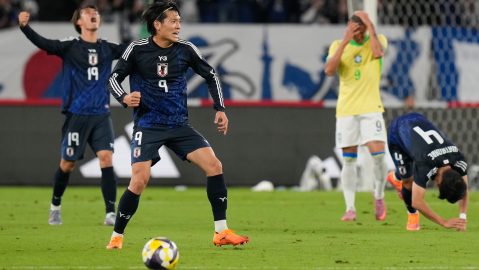 Jugadores japoneses celebran tras ganar el partido amistoso a Brasil.