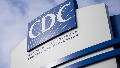 Funcionario de CDC aseguró que a Trump "no le gustó" oposición a sus "ideas no científicas"