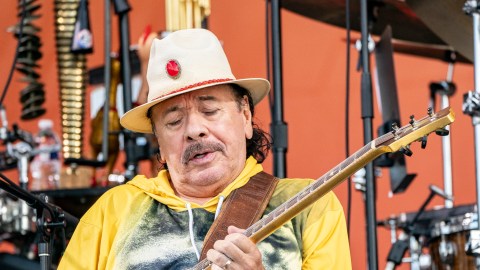 Carlos Santana apoyó a Bad Bunny tras su elección como protagonista del Half Time Show del Super Bowl 2026.