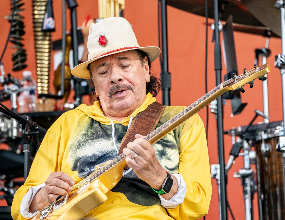 Carlos Santana desmiente haberse opuesto al show de Bad Bunny para el Super Bowl 2026