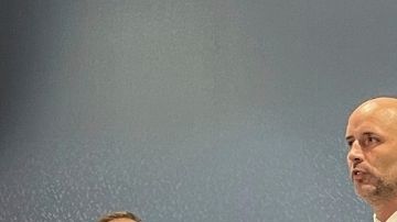 Autoridades de Indianápolis acusan a Mark Sánchez de delito grave de agresión.