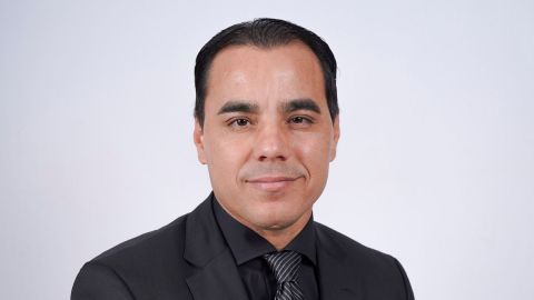Omar Bravo, durante una sesión de fotos especial, con motivo de la decimosegunda investidura del salón de la fama del futbol.