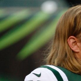 El centro de los New York Jets, Nick Mangold (74), conversa con el mariscal de campo Mark Sanchez (6).