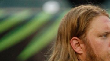 El centro de los New York Jets, Nick Mangold (74), conversa con el mariscal de campo Mark Sanchez (6).