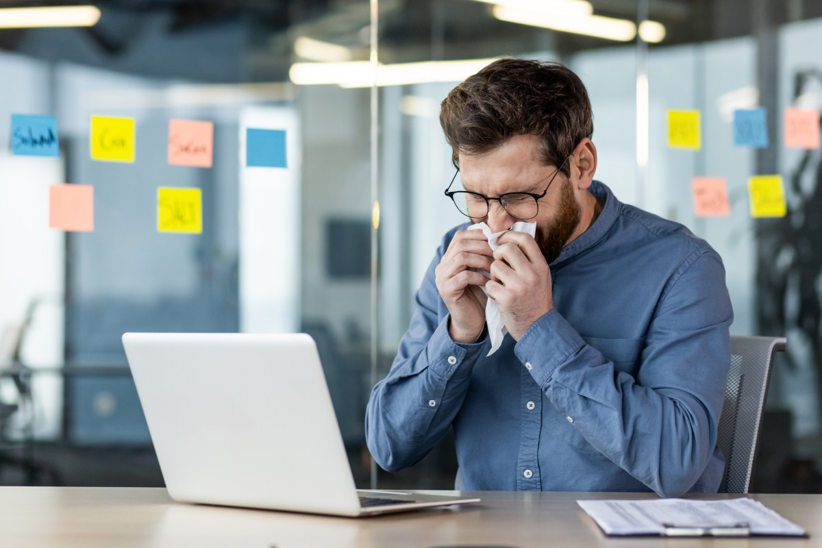 ¿Deberías ir a trabajar si estás enfermo? Muchos estadounidenses piensan que es una mala idea