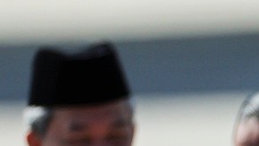 Donald Trump bailó junto a una comitiva de recepción que interpretó una danza típica a su llegada a Malasia el domingo.