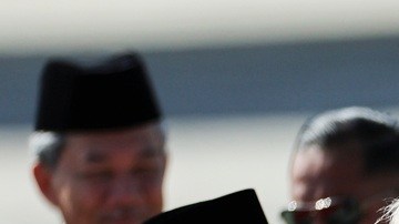 Donald Trump bailó junto a una comitiva de recepción que interpretó una danza típica a su llegada a Malasia el domingo.