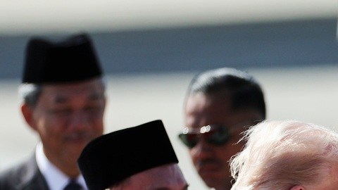 Donald Trump bailó junto a una comitiva de recepción que interpretó una danza típica a su llegada a Malasia el domingo.