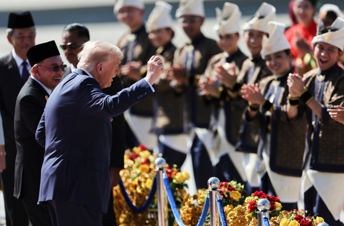 Los exóticos regalos que recibió Trump en su gira asiática: una corona y un palo de golf