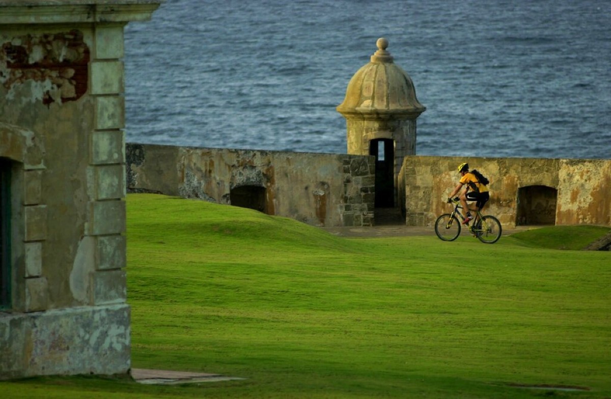 Turistas decepcionados al no poder entrar a El Morro en San Juan, Puerto Rico, por cierre de gobierno
