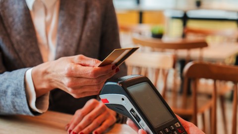 El gasto en tarjetas de crédito en septiembre ha mantenido una tendencia favorable, pese a la turbulencia económica.