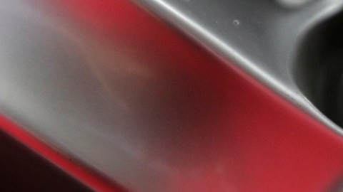 Ferrari planea transitar hasta el 60% de su producción en vehículos de tecnología hibrida y eléctrica para 2030.