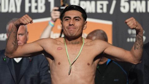 Ángel Fierro posa durante el pesaje ceremonial para su pelea de peso superligero contra Isaac Cruz.