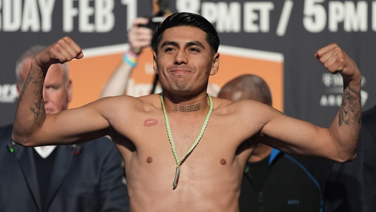 Boxeador mexicano Ángel Fierro es descalificado tras patear a su rival en pleno combate [VIDEO]