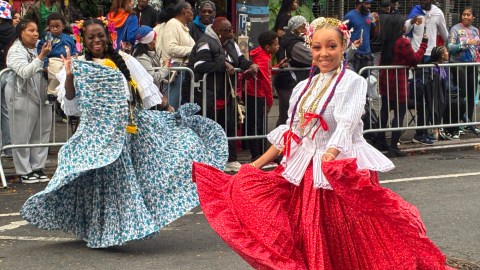 Participantes en el desfile contagian con su energía al público que asistió a la celebración panameña en Brooklyn.