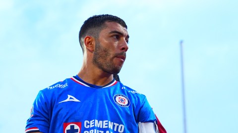 Erik Lira renueva su contrato con Cruz Azul.