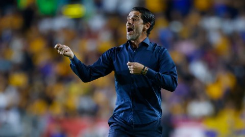 Fernando Gago se lamenta por la derrota de Necaxa.