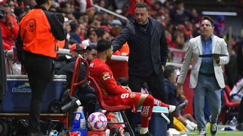 Antonio Mohamed recibe críticas por lesión de Alexis Vega.