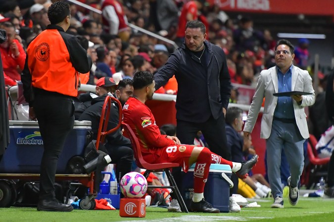 Antonio Mohamed recibe críticas por lesión de Alexis Vega.