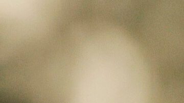 Jack Nicklaus saluda antes de golpear el tee de salida para el tee honorario antes de la primera ronda del Masters de golf.