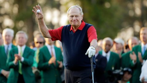 Jack Nicklaus saluda antes de golpear el tee de salida para el tee honorario antes de la primera ronda del Masters de golf.