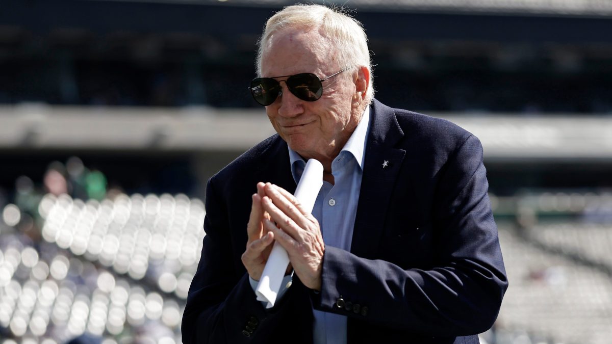 NFL multa al dueño de Dallas Cowboys, Jerry Jones, con $250,000 dólares por gesto obsceno a fans de New York Jets