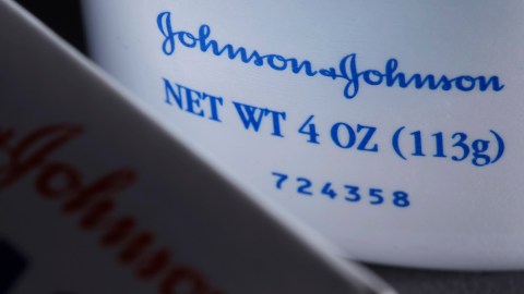 Johnson and Johnson enfrenta un grave problema legal por las demandas contra sus productos de talco.