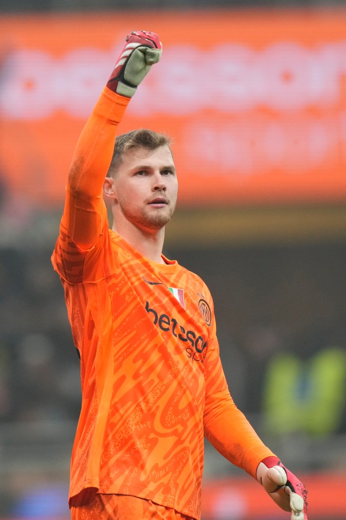 El portero del Inter de Milán, Josep Martínez, reacciona después del partido de cuartos de final de la Copa Italia entre el Inter de Milán y la Lazio, en el estadio San Siro de Milán, Italia, el martes 25 de febrero de 2025. (Foto AP/Luca Bruno)