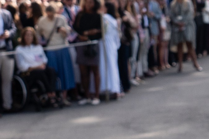 Kai Trump observa a su abuelo, el presidente Donald Trump, hablar con los periodistas antes de abandonar la Casa Blanca, el viernes 26 de septiembre de 2025, en Washington. (Foto AP/Julia Demaree Nikhinson)