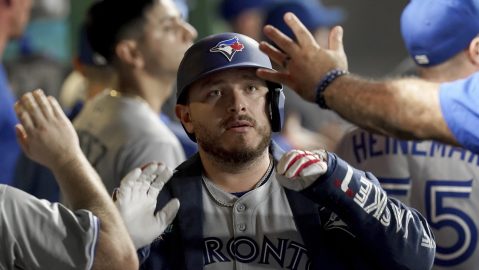 Alejandro Kirk de Toronto Blue Jays celebra en el refugio después de golpear un jonrón.