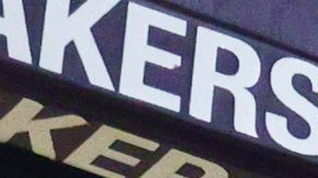 El alero de Los Angeles Lakers, Rui Hachimura (28), bloquea el balón contra el base de Portland Trail Blazers, Jrue Holiday (5), durante la segunda mitad de un partido de baloncesto de la NBA el lunes 27 de octubre de 2025 en Los Ángeles.
