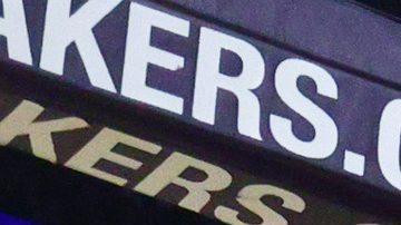 El alero de Los Angeles Lakers, Rui Hachimura (28), bloquea el balón contra el base de Portland Trail Blazers, Jrue Holiday (5), durante la segunda mitad de un partido de baloncesto de la NBA el lunes 27 de octubre de 2025 en Los Ángeles.