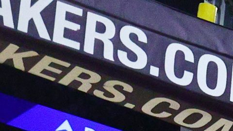 El alero de Los Angeles Lakers, Rui Hachimura (28), bloquea el balón contra el base de Portland Trail Blazers, Jrue Holiday (5), durante la segunda mitad de un partido de baloncesto de la NBA el lunes 27 de octubre de 2025 en Los Ángeles.